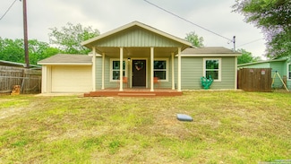 1310 S 4th St, Floresville, TX 78114