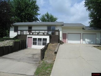 905 Valley Dr, Blue Earth, MN 56013