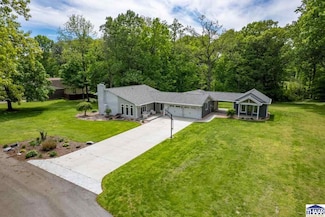 8678 N Whispering Woods Place, West Terre Haute, IN 47885