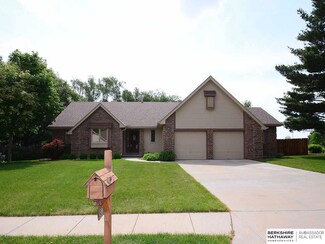 907 S Fillmore St, Papillion, NE 68046