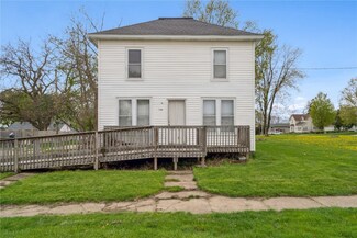 144 6th St N, Winthrop, IA 50682