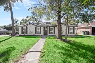 914 Grand Oaks Dr, Houston, TX 77015