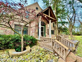 208 Bon Air Rd, Lansing, MI 48917
