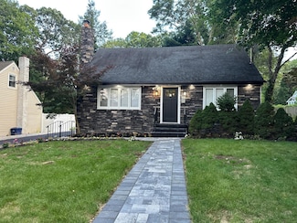 18 Davis St, Melville, NY 11747