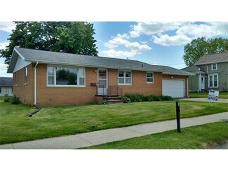 300 E 13th St, Vinton, IA 52349