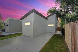 2223 Hooper St, Dallas, TX 75215