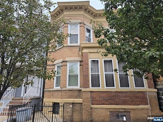 622 21st St, Union City, NJ 07087