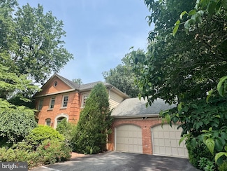 8406 Holly Leaf Dr, McLean, VA 22102