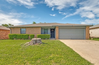 834 Apple Valley Dr, Lancaster, TX 75134