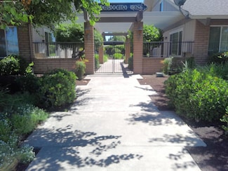 2500 14th Ave Unit C, Kingsburg, CA 93631