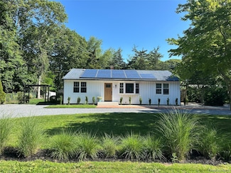 10 Chevy Chase Rd, Hampton Bays, NY 11946