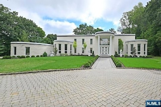 8 W Gate Rd, Saddle River, NJ 07458