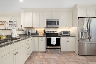 6 Pendleton Place, Narragansett, RI 02882