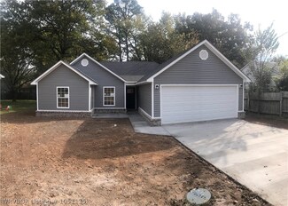 818 N 3rd St, Ozark, AR 72949