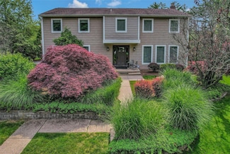 15 Turret Ln, Woodbury, NY 11797