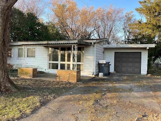 304 E Pickwick Dr, Syracuse, IN 46567