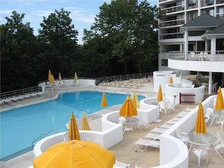 200 High Point Dr Unit 307, Hartsdale, NY 10530