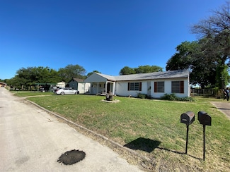 6812 Lakeside Dr, Lake Worth, TX 76135