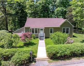 6 Knolls Rd, Poughkeepsie, NY 12601