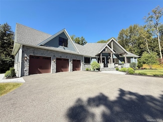 71 Carol Ln, Poughquag, NY 12570