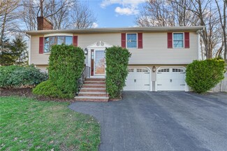 10 Karen Ann Dr, Bristol, RI 02809