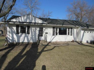 216 216 W Circle Dr, Blue Earth, MN 56013