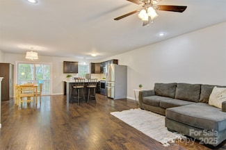 2835 24th Street Dr NE, Hickory, NC 28601