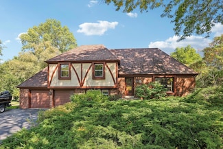 W305N5260 Gail Ln, Hartland, WI 53029