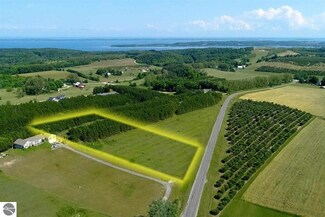 2528 N Setterbo Rd Unit 3, Suttons Bay, MI 49682
