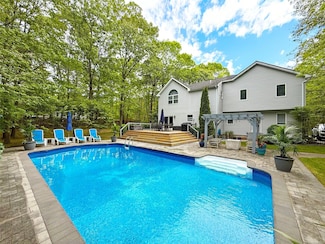 18 Diane Dr, Manorville, NY 11949
