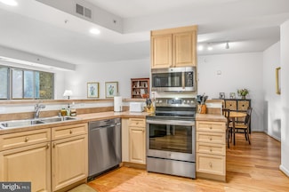 19355 Cypress Ridge Terrace Unit 203, Leesburg, VA 20176