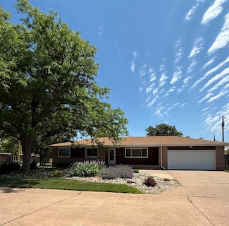 601 Berkshire Dr, Salina, KS 67401