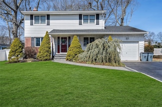54 Bethany Dr, ComMacK, NY 11725