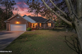 318 Magellan Dr, New Bern, NC 28560