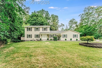 21993 Riverview Dr, Beverly Hills, MI 48025