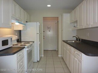 55 Amberly Dr Unit E, Manalapan, NJ 07726