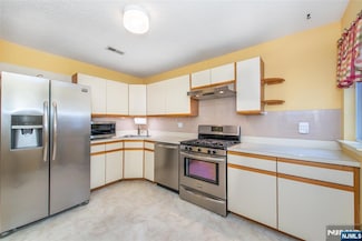 94 Woods Edge Dr, Succasunna, NJ 07876