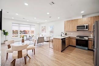 310 W Jersey St Unit 404, Elizabeth, NJ 07202