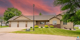 811 Southview Dr, Larchwood, IA 51241