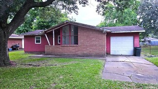 330 Cedar Dr, Hitchcock, TX 77563