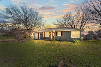832 N Main St, Springtown, TX 76082