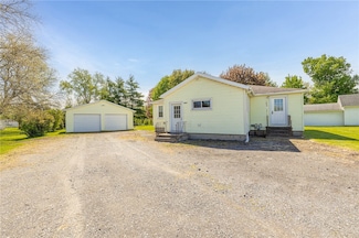 6687 N Lake Rd, Bergen, NY 14416