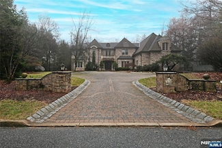 22 Pembroke Trail, Upper Saddle River, NJ 07458
