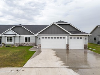 441 Cromwell Dr, Grand Forks, ND 58201