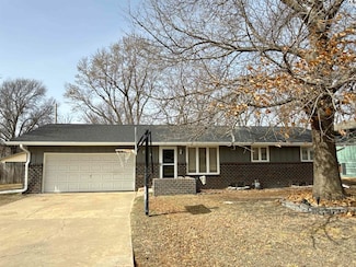 406 Blue Spruce Rd, Hutchinson, KS 67502