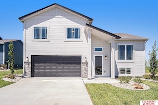 10567 Portage Dr, Papillion, NE 68046