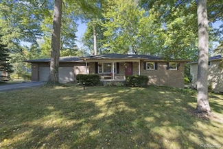 5955 Chickadee Ln, Clarkston, MI 48346