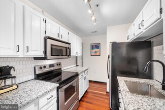 275 S Pickett St Unit 102, Alexandria, VA 22304