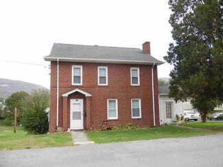 911 Wolf St, Narrows, VA 24124