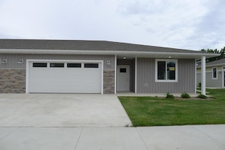 810 Parkside Ln, Charles City, IA 50616
